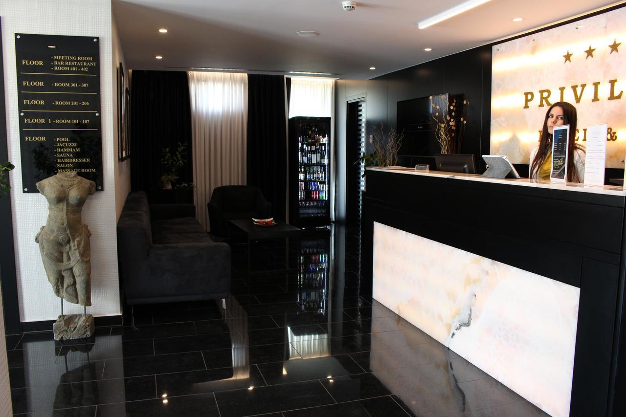 Privilege & 4* Farke e Madhe
