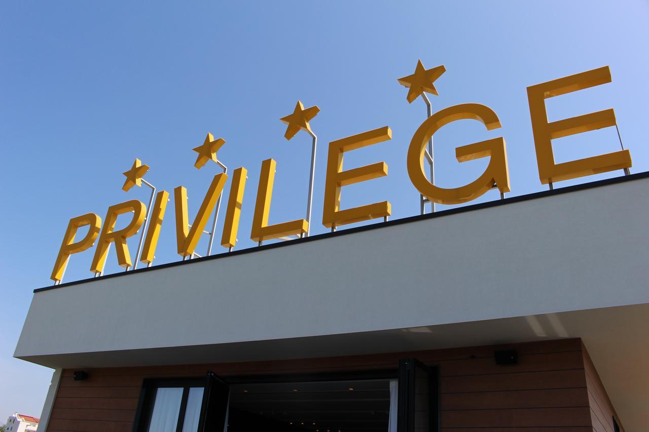 Privilege & 4* Farke e Madhe