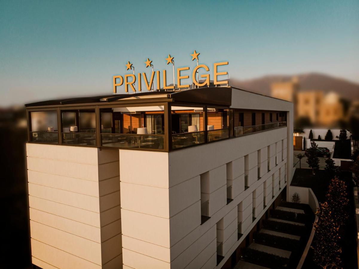 Privilege & 4* Farke e Madhe